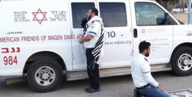 Yahudi işletmeci dükkanında mikrofonla Fatiha suresini okuttu