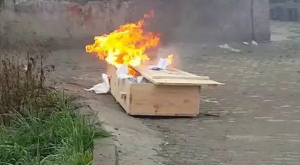 Cenaze defni sonrası tabutu yakarak imha ettiler