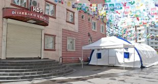 Çocukları PKK Tarafından Kaçırılan Aileler Eylemlerini Kaldıkları Otelden Sürdürüyor