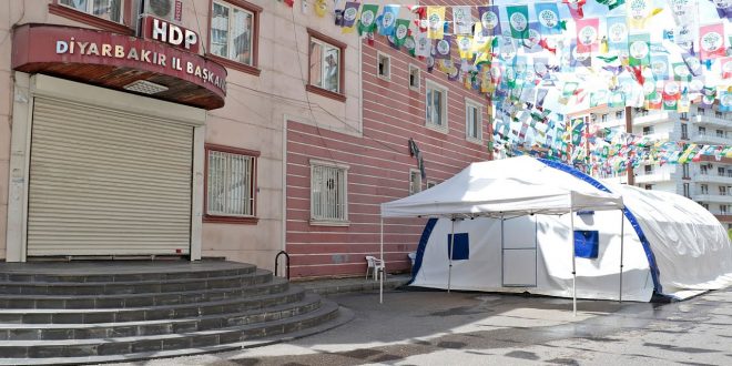 Çocukları PKK Tarafından Kaçırılan Aileler Eylemlerini Kaldıkları Otelden Sürdürüyor