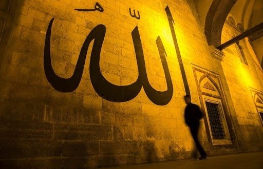 Ayetlerin duvarlara asılmasının hükmü nedir?