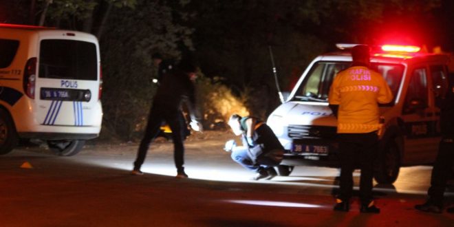 Polisten kaçan araçta bir kişi silahla vurulmuş halde bulundu