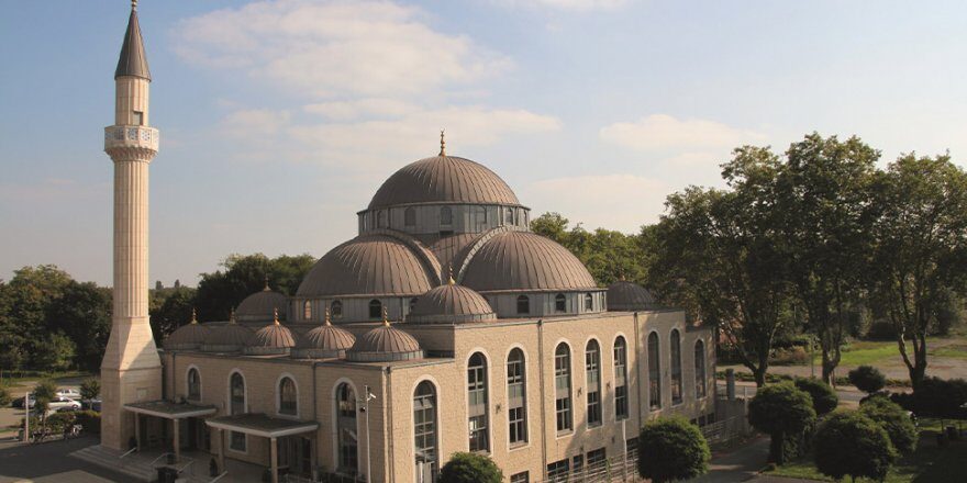 Almanya’da 3 Camiye Tehdit Mektubu