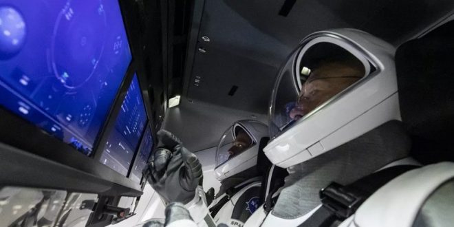 SpaceX: Özel sektör ilk kez uzaya insan gönderdi