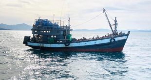 Malezya 3 aydır denizde olan 300 Arakanlı sığınmacıyı ülkeye almadı