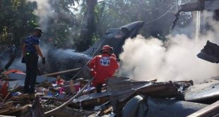 Endonezya'da savaş uçağı düştü