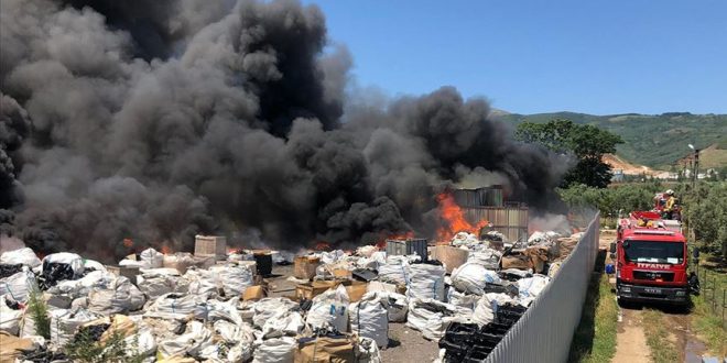 Bursa'da korkutan yangın: Geri dönüşüm tesisi kullanılamaz hale geldi