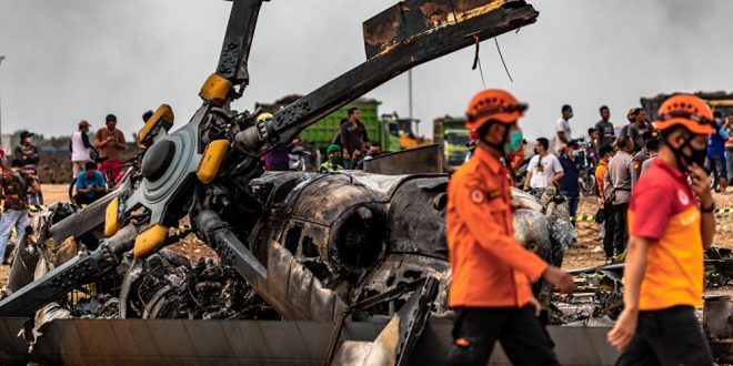 Endonezya'da askeri helikopter düştü ölen ve yaralılar var