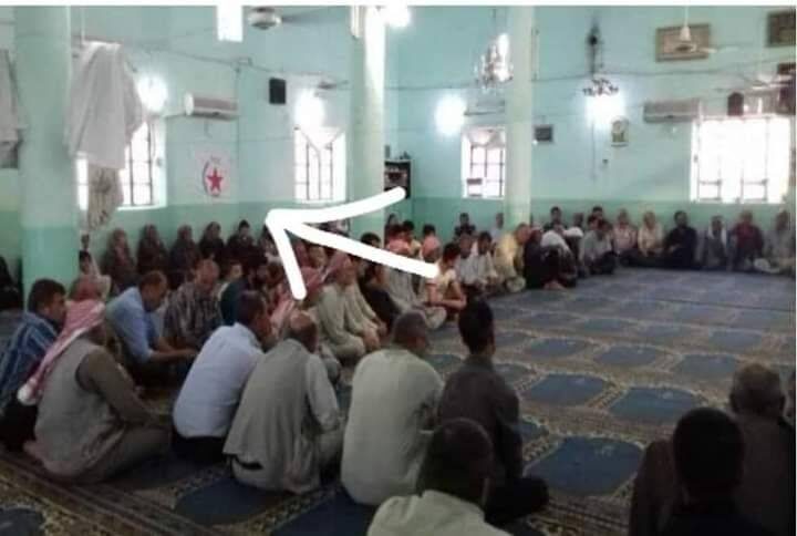 Propaganda yapan teröristler camiye örgüt paçavrasını astı