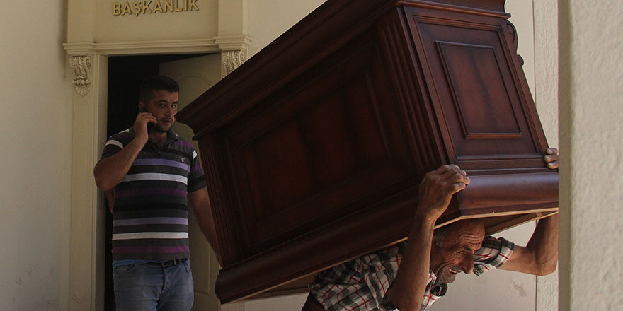 Adana Büyükşehir Belediyesi Başkanı’nın odasına haciz geldi!
