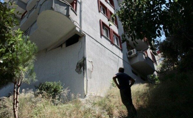 Bursa Mudanya’da zemin kolonu patlayan 7 katlı apartman boşaltıldı
