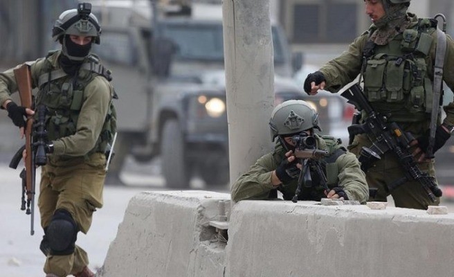 israil askerleri filistinli belediye yetkilisinin evindeki tarihi esere el koydu h473008 42ae3