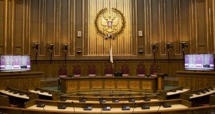 Kendilerini taciz eden babalarını öldüren kız kardeşler hakim karşısında