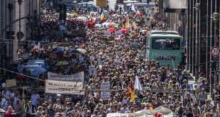 Almanya'da binlerce kişi korona tedbirlerini protesto etti