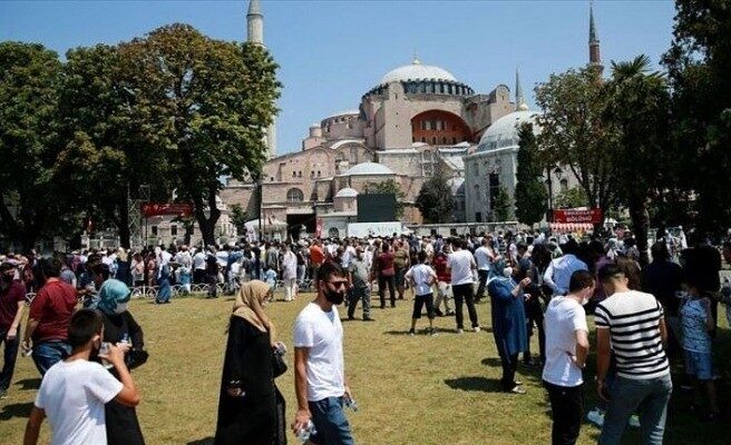 Ayasofya-i Kebir Cami-i Şerifi’nde bayramın ikinci günü ziyaretçi yoğunluğu yaşanıyor