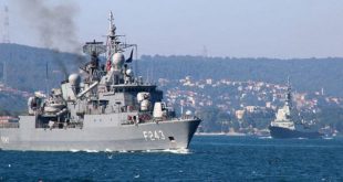 Savaş gemileri peş peşe geçti