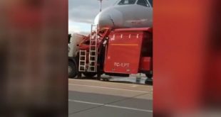 Rusya'da yakıt tankeri park halindeki uçağa çarptı