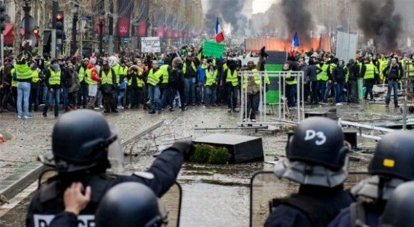 Fransa'da sarı yelekliler döndü! 154 gözaltı