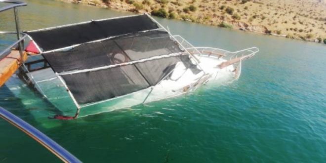 Halfeti'de tur teknesi battı