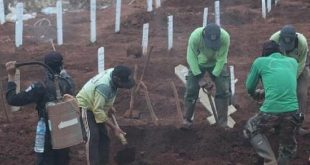 Koronavirüsten ölenlerin mezarı onlara kazdırıldı