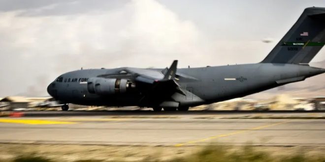 ABD'ye ait C-17 Kandahar'a acil iniş yaptı