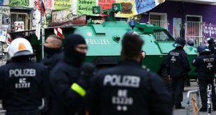 Almanya'da ırkçı polis ve itfaiyecilere baskın!