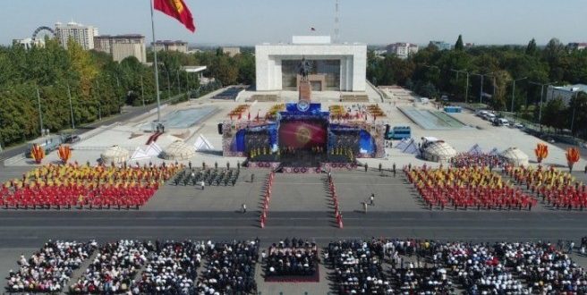 Kırgızistan'da "Beyaz Sarayın" dış cephesi kaldırıldı