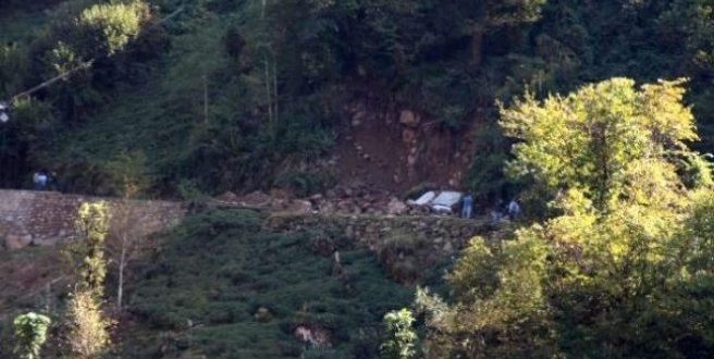 Rize'de heyelan! 3 ev boşatıldı