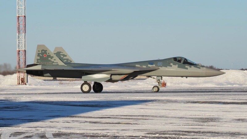 Rusya’nın ilk seri üretim savaş uçağı Su-57 orduya teslim edildi