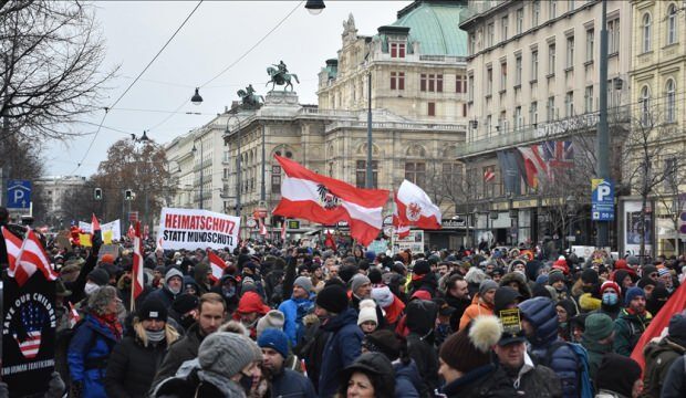 Viyana’da binlerce kişi korona kısıtlamalarını protesto etti
