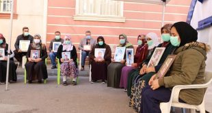 Bakan Soylu, evlat nöbetindeki anneleri ziyaret etti