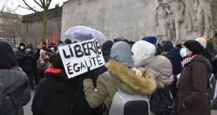 Fransa'da Müslümanları hedef alan tasarı protesto edildi!