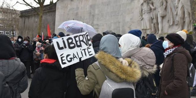 Fransa'da Müslümanları hedef alan tasarı protesto edildi!