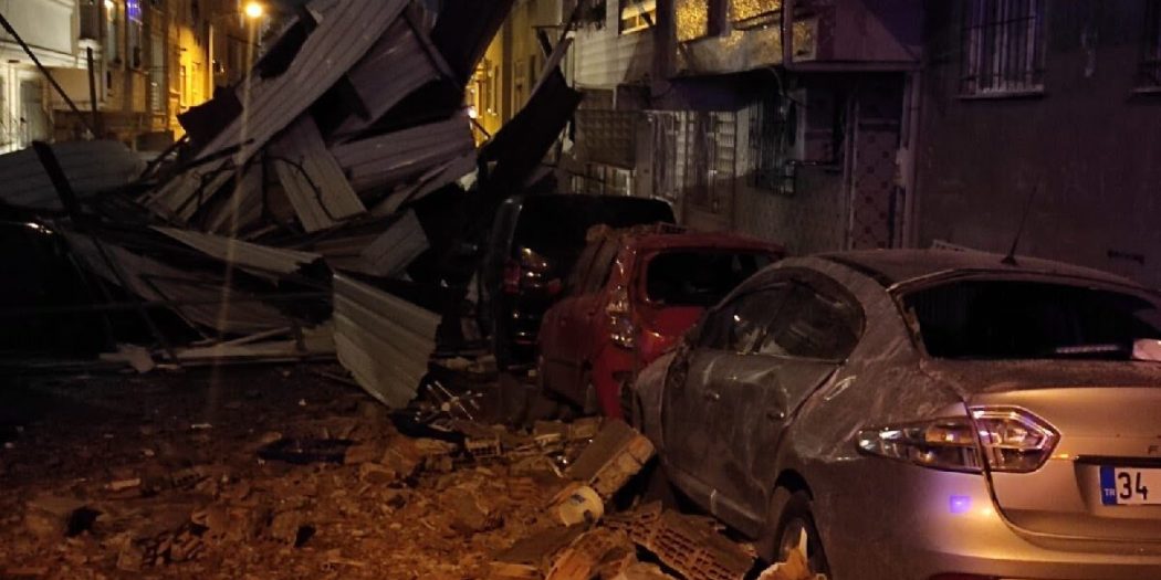 İstanbul’da fırtına: Çatılar uçtu, ağaçlar devrildi