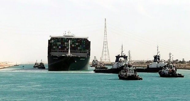 Süveyş Kanalı'nda kaza nedeniyle bekleyen gemilere yol açıldı