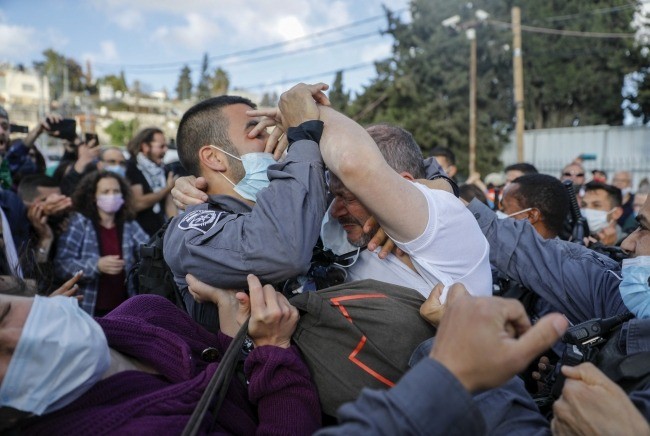 israil polisinden baris yanlisi yahudi milletvekiline saldirdi 01