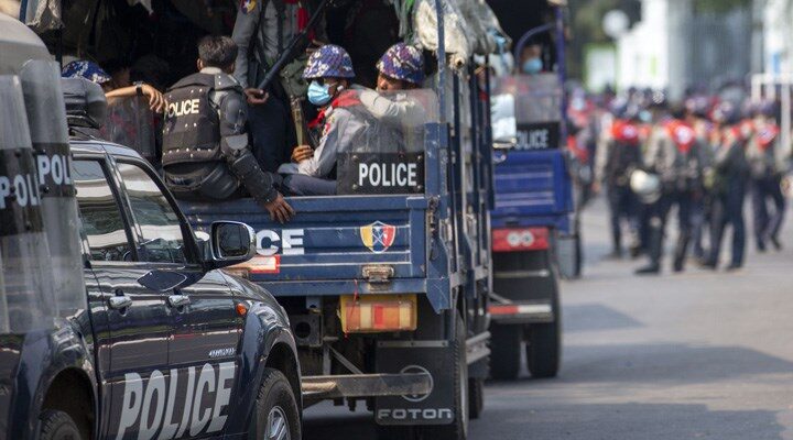 Myanmar’da polis karakoluna saldırı