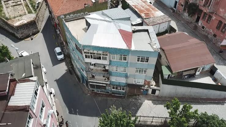 Kolonları çatlayan 50 yıllık bina boşaltıldı!