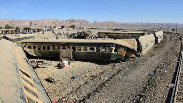 pakistan da trenlerin carpismasi sonucu cok sayida yolcu hayatini kaybetti 01