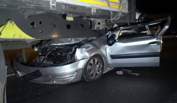 Aşırı hız yapıp TIR’a çarpan sürücü öldü