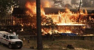 California'da 3 haftadır süren orman yangınında bir kasaba yok oldu