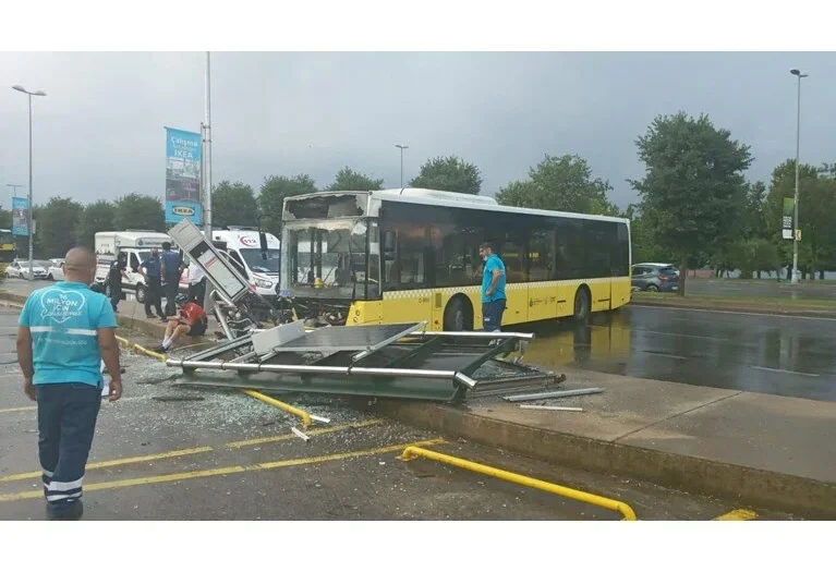 Kartal’da otobüs durağa daldı; 5 kişi yaralandı