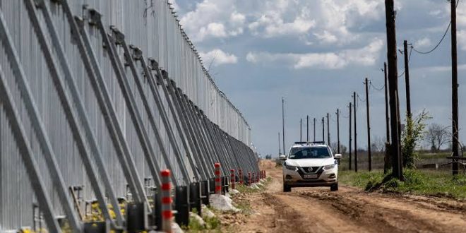 Yunanistan göçe karşı Türkiye sınırına ördüğü duvarı bitirdi