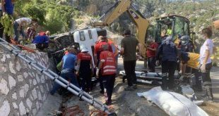 Isparta-Antalya yolunda tır devrildi: 2 ölü