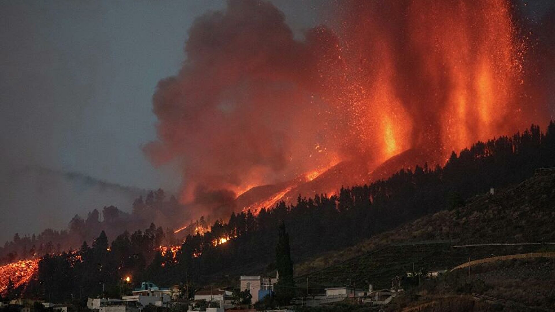 kanarya adalarinda yanardag patlamasi sonucu binlerce insan tahliye edildi 01