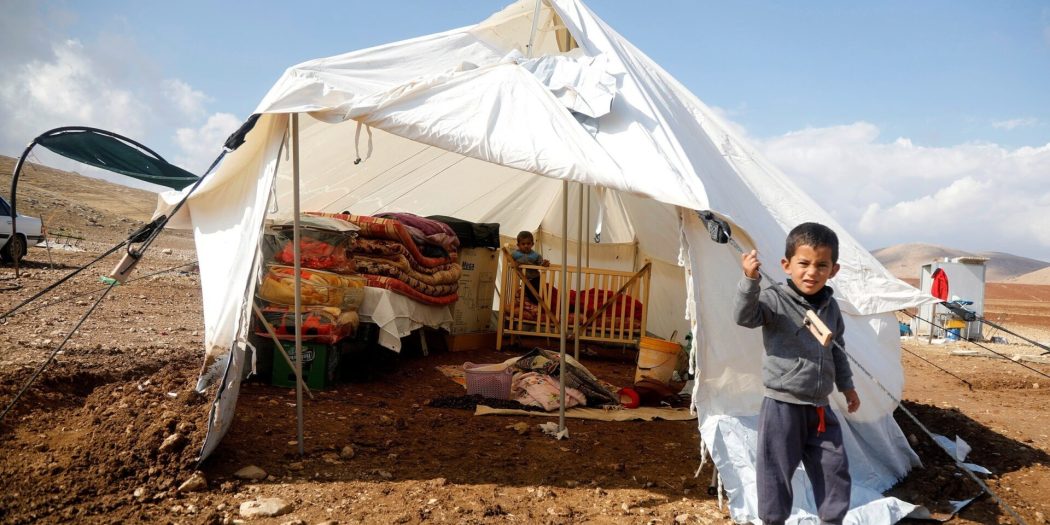 İsrail’in evlerini gaspettigi Filistinliler parkta çadır kurdu