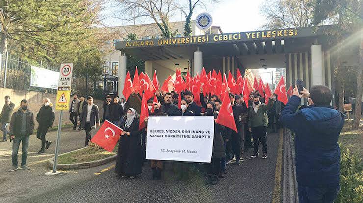 Ankara Üniversitesi’nde başörtülülere hakaret skandalı!