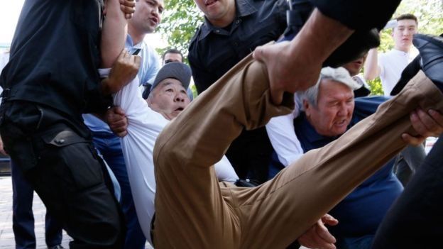 Kazakistan'da bir protestoya polis mÃ¼dahale ediyor