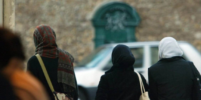 Fransa kadın sporcuların başörtüsü takmasını yasaklıyor