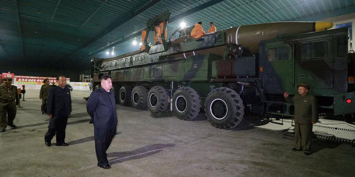 Kuzey Kore lideri Kim Jong Un füze denemelerini yakından takip ediyor.
